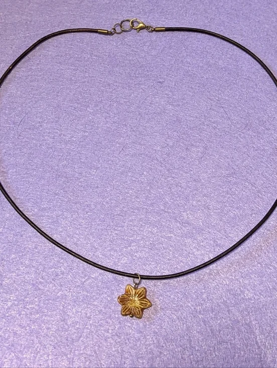 Leather Cord Flower/Sun Necklace - Picture 4 of 4